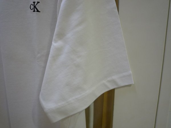 画像6: CALVIN KLEIN JEANS (カルバンクラインジーンズ) - Tシャツ - アーカイブロゴ リラックスクルーネックTシャツ [JUNG KOOK / ジョングク着用商品] (6)