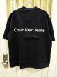 画像14: CALVIN KLEIN JEANS (カルバンクラインジーンズ) - ショートスリーブユニセックスエンボスロゴTシャツ (14)